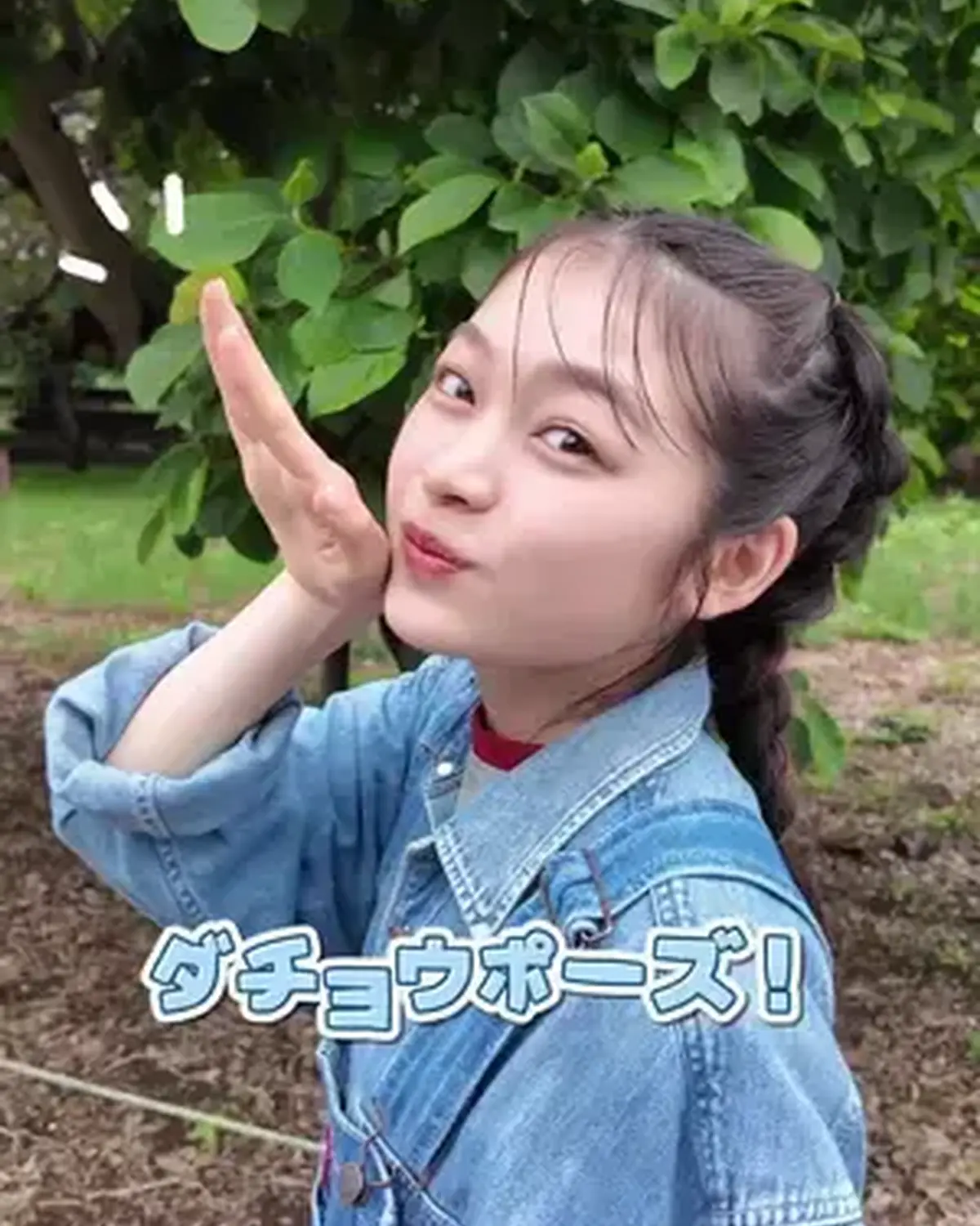 月島琉衣の連載、「Hello! New Me♡ 月島琉衣、ただいま更新中。」は発売中の秋号にも掲載中📖🌈 今回はダチョウ王国に行って、動物たちのお世話をしてきたよ🐥🦙🐐 1日に密着したYouTubeも