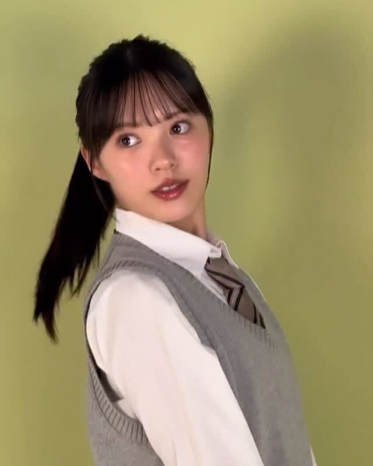 キラキラ笑顔が眩しすぎ💛✨うみの撮影風景をお届け🎥 #希咲うみ #jk #fjk #制服コーデ #ポニーテール