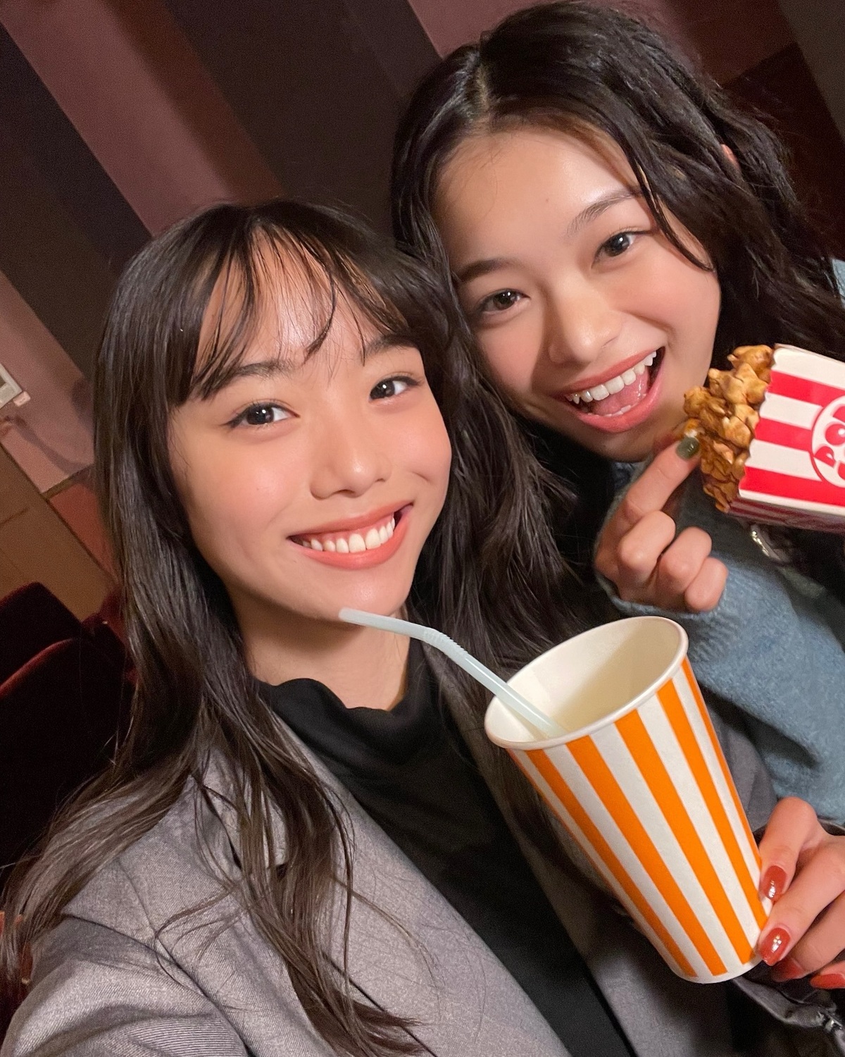 れいるい👩🏻‍❤️‍👩🏻🎬🥤🍿自撮りでオフショットをお願いしたらわちゃわちゃしてたよ🥺🎶#月島琉衣 #松本麗世 #高校生 #jik #映画好き #オフショット #Seventeen #セブンティーン
