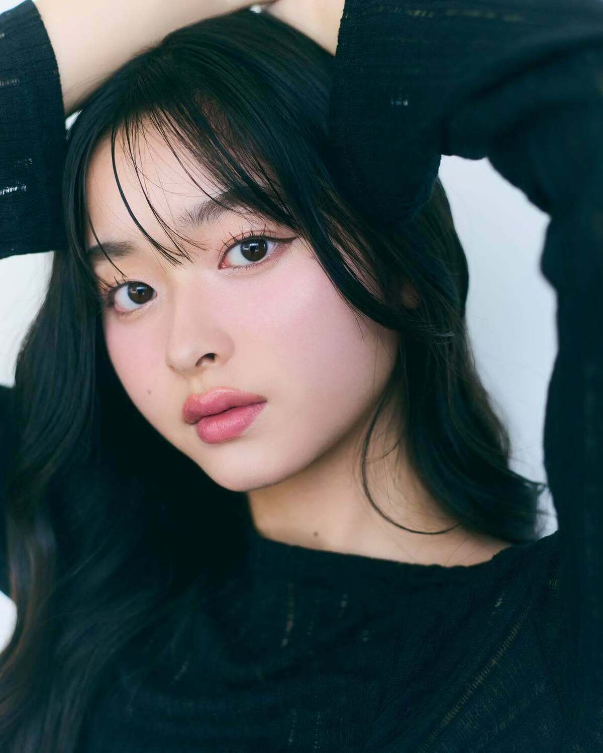 芽里衣のaespaカリナ風メイク、もう見てくれた？💙🌙好評につき、特別にアザーカットを大公開🫶🏻🪄みんなは何枚目が好き？コメントで教えてね💬撮影／田中瞳スタイリスト／梨杏ヘア＆メイク／徳永舞（BEAU