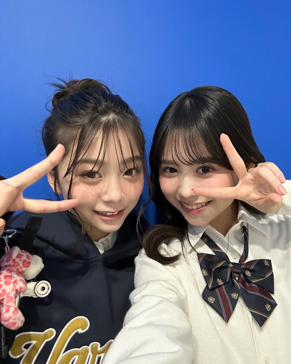 あい♡かんな春号の撮影現場で、なんか似てない⁉︎とたびたび話題になっていた2人🥺💓可愛いツーショをお届けします👩🏻‍❤️‍👩🏻#稲光亜依 #梶原叶渚 #Seventeen春号 #制服 #制服コーデ