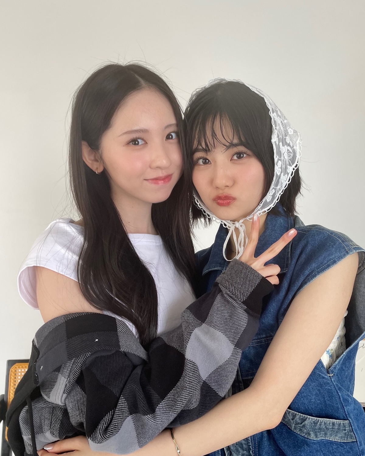 みさるき👭🏻💖同い年で仲良しな2人は撮影がかぶるとおしゃべりがとまらない🤣🎶先に撮影が終わった美沙希が、瑠紀のオフショット隊になって見守ってたよ🥺#Seventeen #セブンティーン #ST夏号 #
