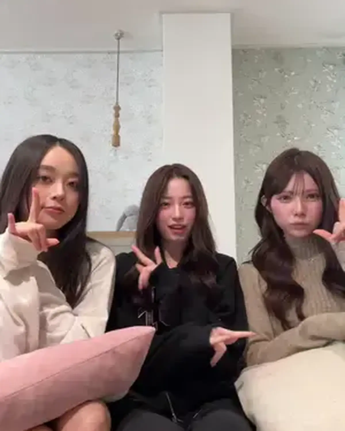 恋愛相談YouTubeは見てくれた？👀💖読者のみんなから集まった恋愛のお悩みに真剣に答えてます🥺！！共感＆なるほど〜がたくさんあるからまだ見てないコは今すぐ見てね🥰 #葛西杏也菜 #佐藤不二子 #髙橋