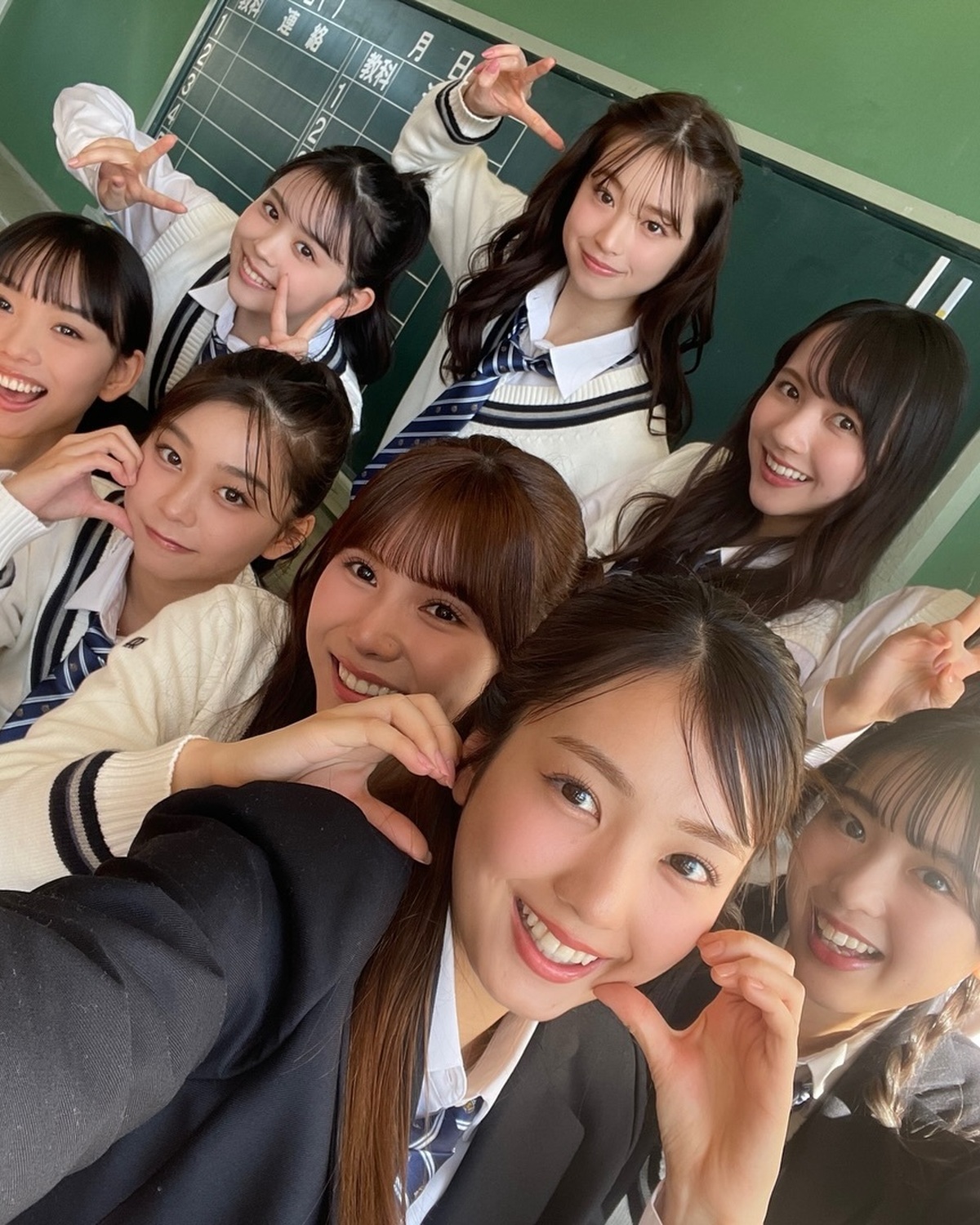 今月最後のオフショットは…📸もちろんこの9人💓春号＆カバームービー撮影のオフショット🤳✨まほち撮影Verとれいちゃん撮影Ver🫶🏻どっちのアングルもかわいすぎ🥺♡みんなにとって3月はどんな１か月だった