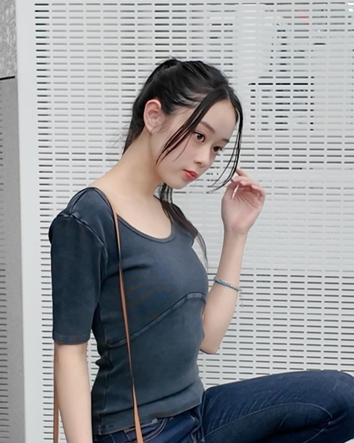 ピタッとスキニーデニム×厚底サンダルでスタイルの良さが際立ちまくりの不二子👱🏻‍♀️🖤🎶⊹₊⟡⋆˚⊹—————————⊹₊⟡⋆˚⊹STモデルのオフショットがもっとみたいコは@seventeenjp_m