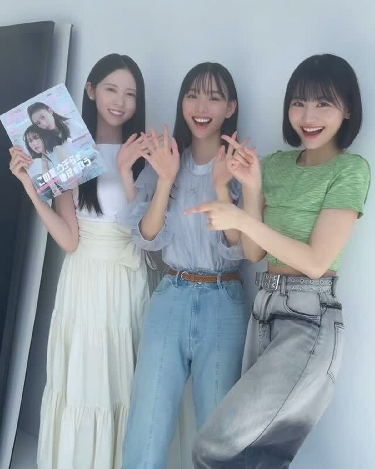 Seventeen夏号📖発売中です🩵💫発売されたばかりの夏号、さっそくST㋲たちもチェック👀✨ みんなの好きなページはどれ？🎶コメントで教えてね🫶🏻#Seventeen #関谷瑠紀 #松本麗世 #入江