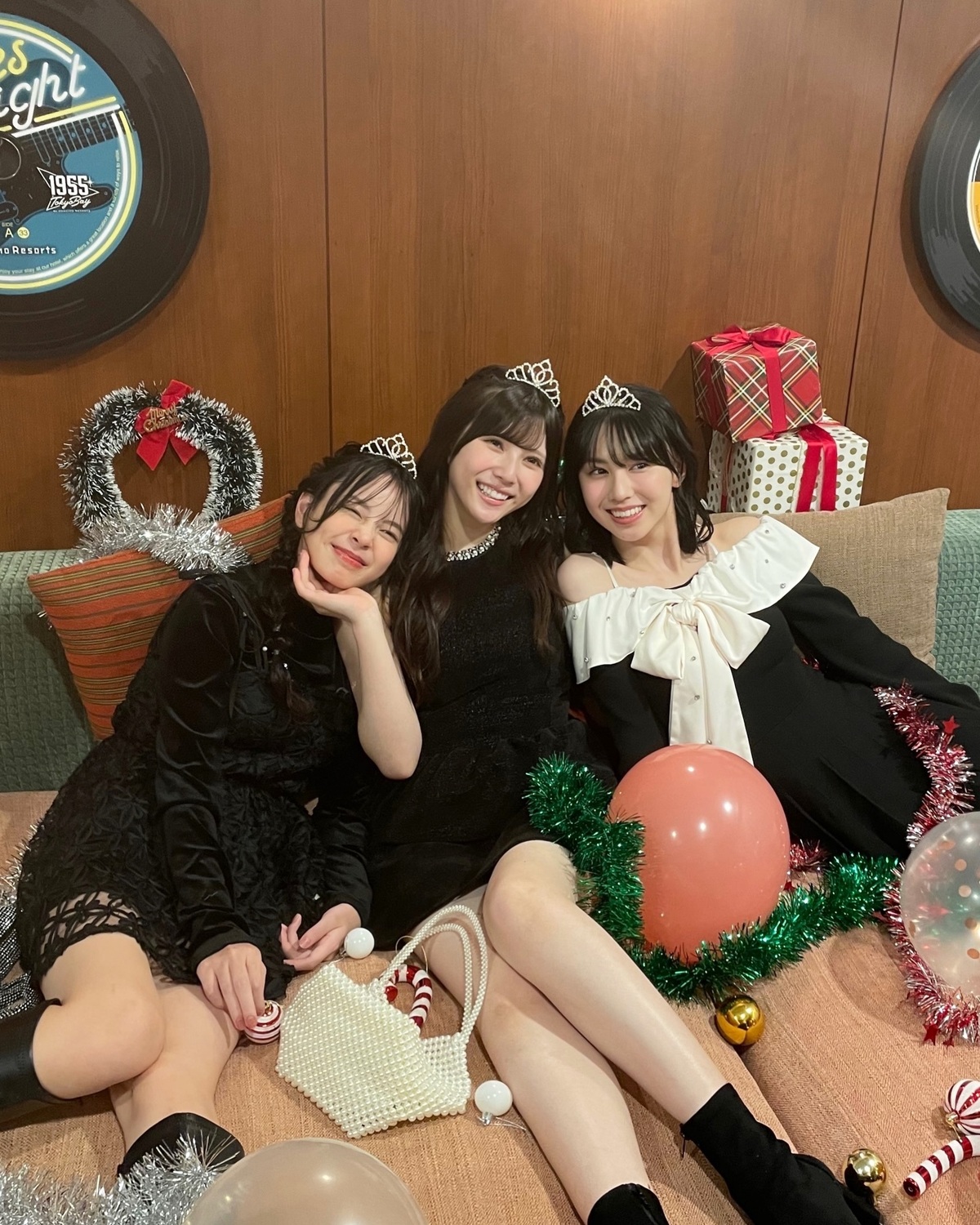 ⊹₊⟡⋆˚⊹𝑴𝒆𝒓𝒓𝒚 𝑿𝒎𝒂𝒔⊹₊⟡⋆˚⊹みんなはどんなクリスマスを過ごしてる？🎄クリパはした？❤️チキンは食べた？🍗今日のオフショットはホカンスクリパを楽しむ舞羽、快空、もんちゃん💝この日長丁場の