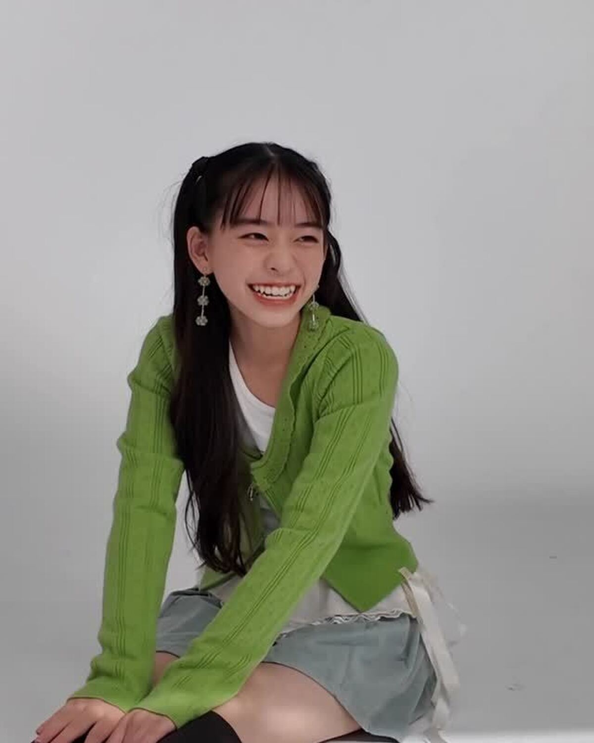 ニッコニコな笑顔につられて笑顔になっちゃう🥺💚みくの撮影風景🎥足を伸ばしたポーズの時にちょっと苦戦？🤫おみくは身体が少し硬めでした🥴👌🏻#岡本望来 #Seventeen #STモデル #ミスセブンティ