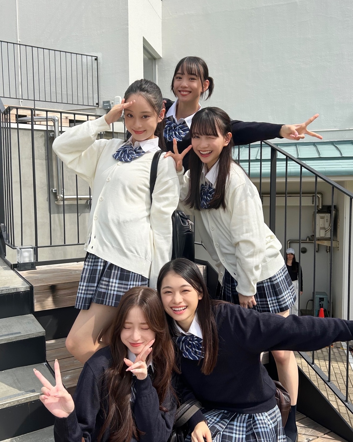 発売中の冬号📖もうチェックしてくれた？☃️今日からオフショットをたくさん🆙していくよ🥺🩵まずはLJK企画から📸学校撮影組のオフショ🫶🏻THE青春すぎて尊すぎる😭✨ 撮影中の楽しそうなモデルたちの姿も写