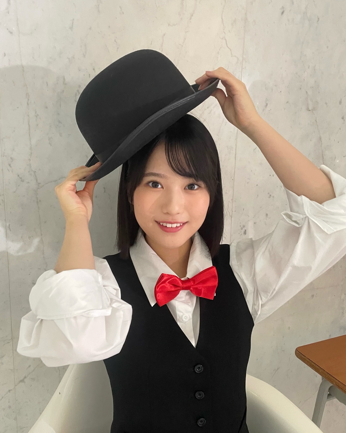 マジシャンみたいな衣装も着こなす三莉音👧🏻🎩❤️🎀現場ではかわいい〜！の声がたくさん飛んでいたよ🥺なぜこの格好をしているか、答え合わせは発売中のSeventeen夏号で📖😏※撮影は3月に行いました⊹₊