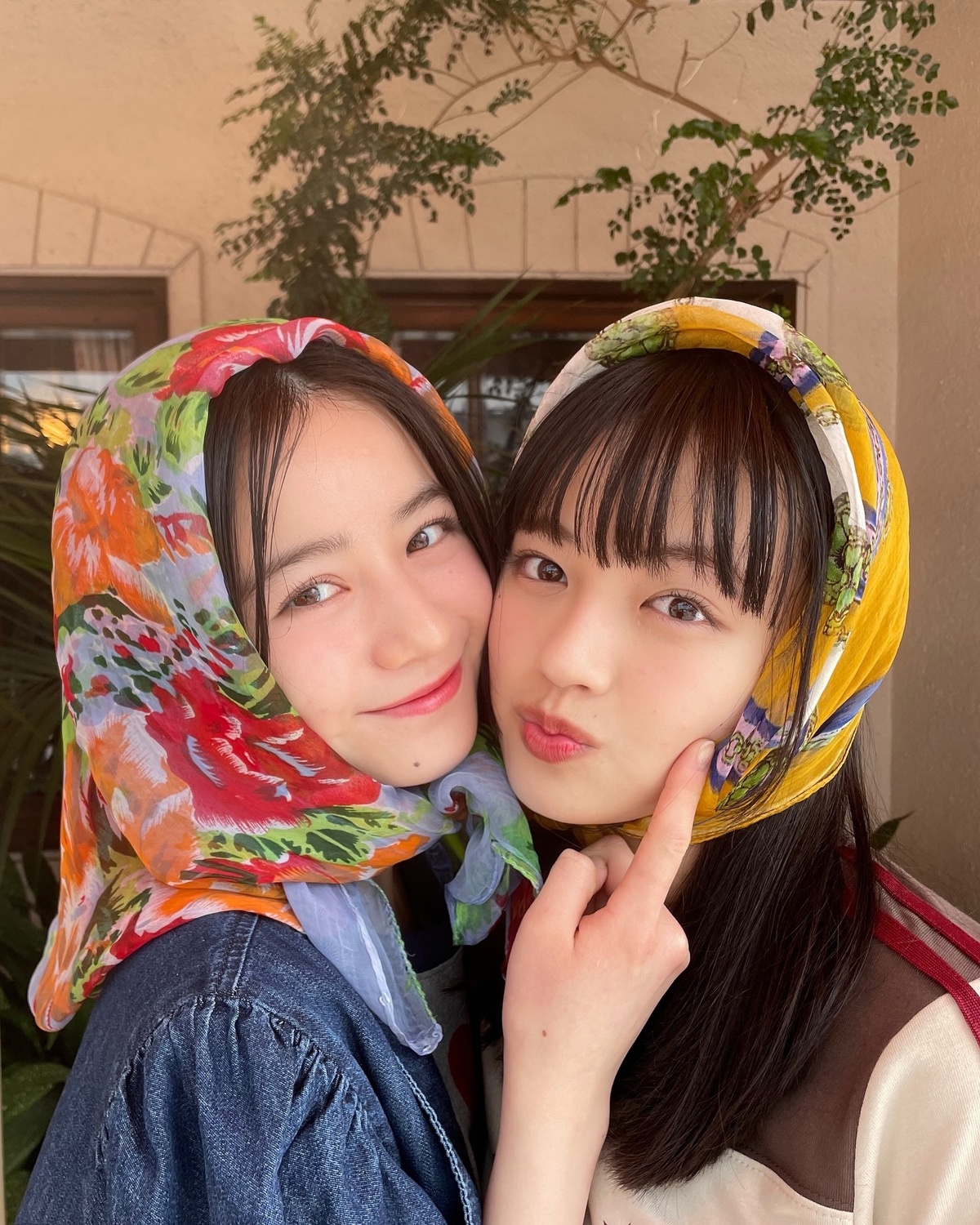 カバームービーのオフショット💛🧡スカーフがお似合いのことじゅり👩🏻‍❤️‍👩🏻#Seventeen #セブンティーン #ST #stモデル #ファッション雑誌 #瀬戸琴楓 #上坂樹里 #ことじゅり #