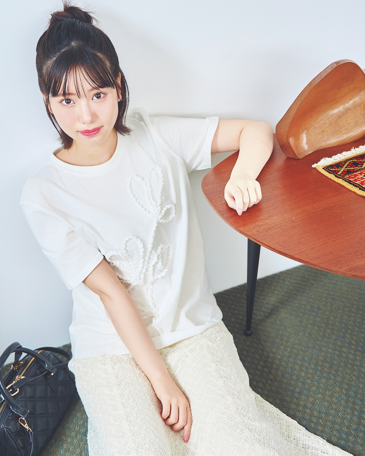 【増田三莉音の私服Tシャツ】立体フラワーで大人の甘さを表現【夏の推しTシャツSNAP】