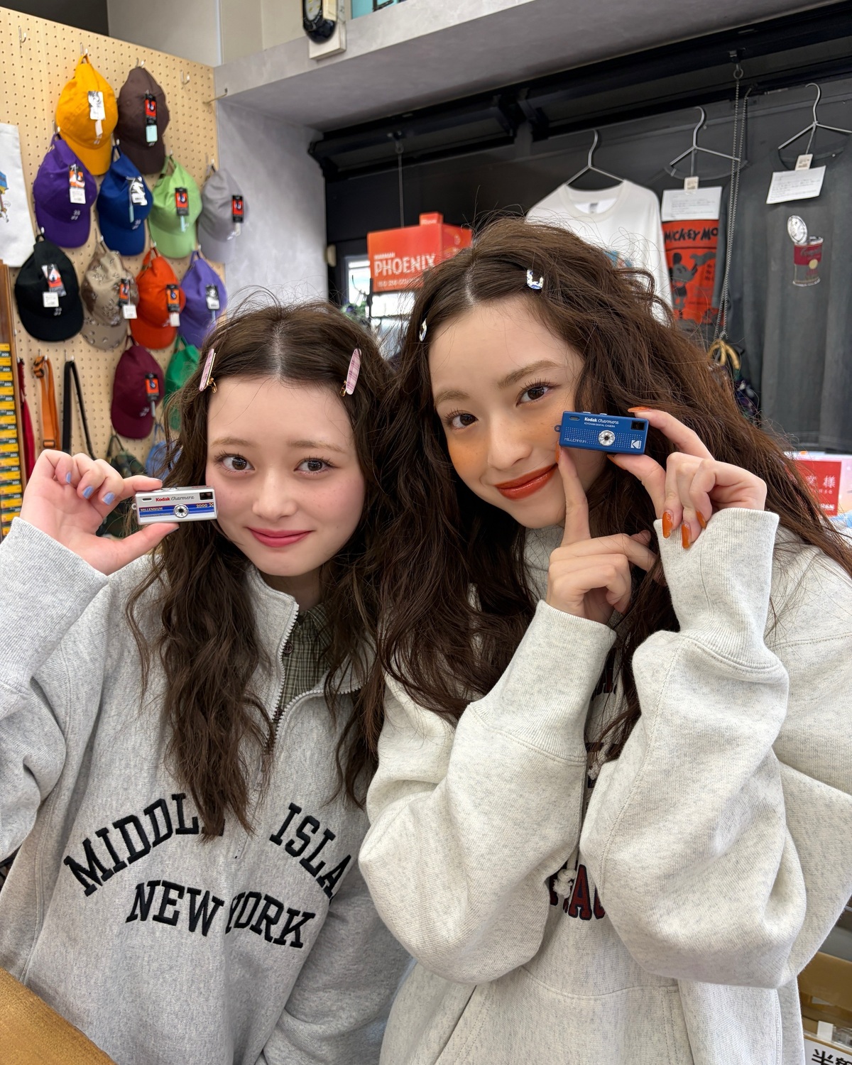 リンクコーデ企画👖ヘアやメイクもリンクしてるゆななとあやな💞 ほっぺに少し濃いめに付けたチークもめっちゃ可愛くない？🥰2人のリンクコーデは秋号でもっとたくさん見れるよ📖ぜひチェックしてね〜🩶🩶⊹₊⟡⋆