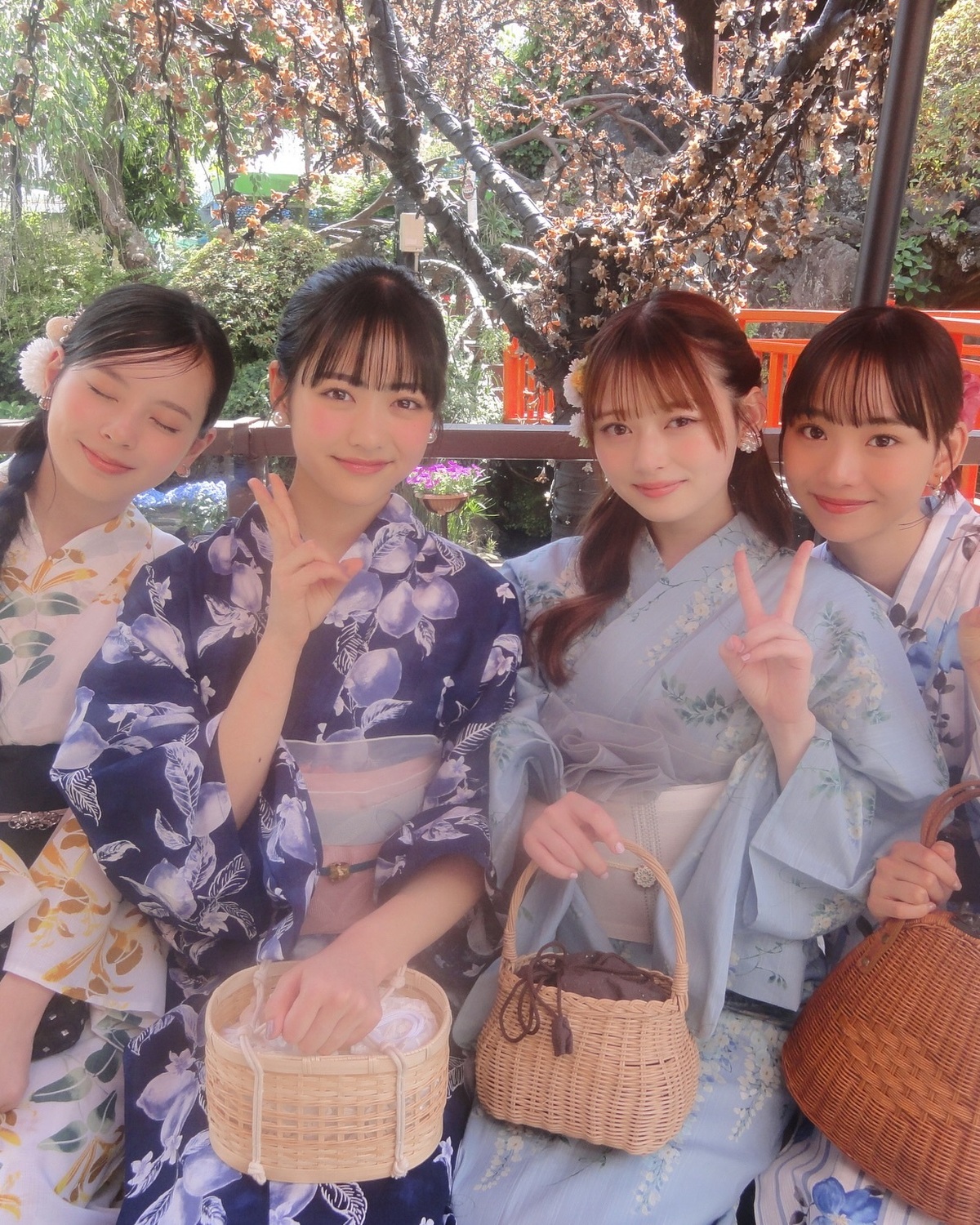 カバームービーのスペシャルオフショット📸🫧デジカメで撮影した写真たちをたっぷりお見せします♡浴衣×花屋敷 ってお祭りに遊びにきたみたい🎶とテンションあがっていた4人👘Part②も投稿予定だよ！お楽しみ