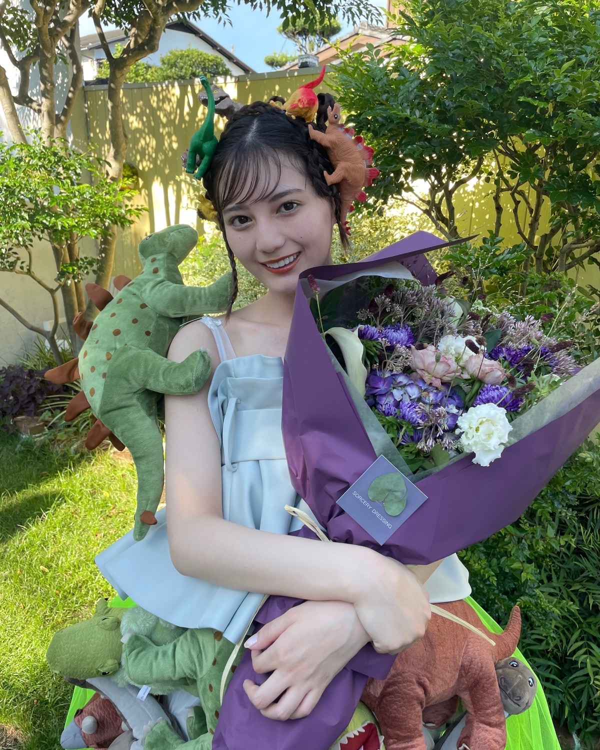 恐竜ドレスとこさかな🦕🦖たくさんの恐竜がついたこのドレスなんと、スタイリストさんの手作りだったのです😳👏こさかなもかわいい♡すごい〜と大興奮💚頭に付いている恐竜たちはは、恐竜のフィギュア！ヘアメイクさ