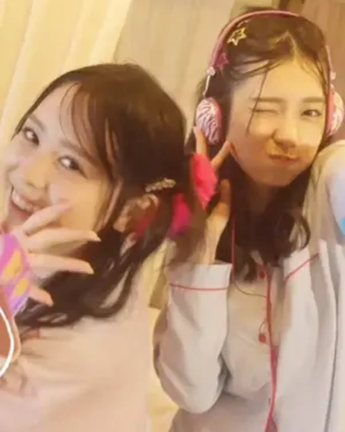🎀🌴🎧𝐇𝐞𝐥𝐥𝐨 𝐀𝐮𝐠𝐮𝐬𝐭🎧🌴🎀 ８月のカバームービーには同期の超♡仲良しコンビかんちゃん＆まほちが登場👩🏻‍❤️‍👩🏻💖 テーマは…２人のお泊り会🫧リップをぬってヒールを履いて準備万端👠💄 セレ