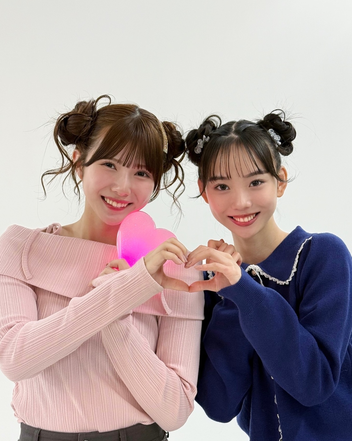 春号も『グミ部』頑張ってます‼️💖✨回を増すごとにどんどん仲良くなる快空＆麗世👩🏻‍❤️‍👩🏻💜最後の1枚がなんのポーズなのかは、2人に聞いてください。笑#髙橋快空 #松本麗世 #グミ部 #グミ好き