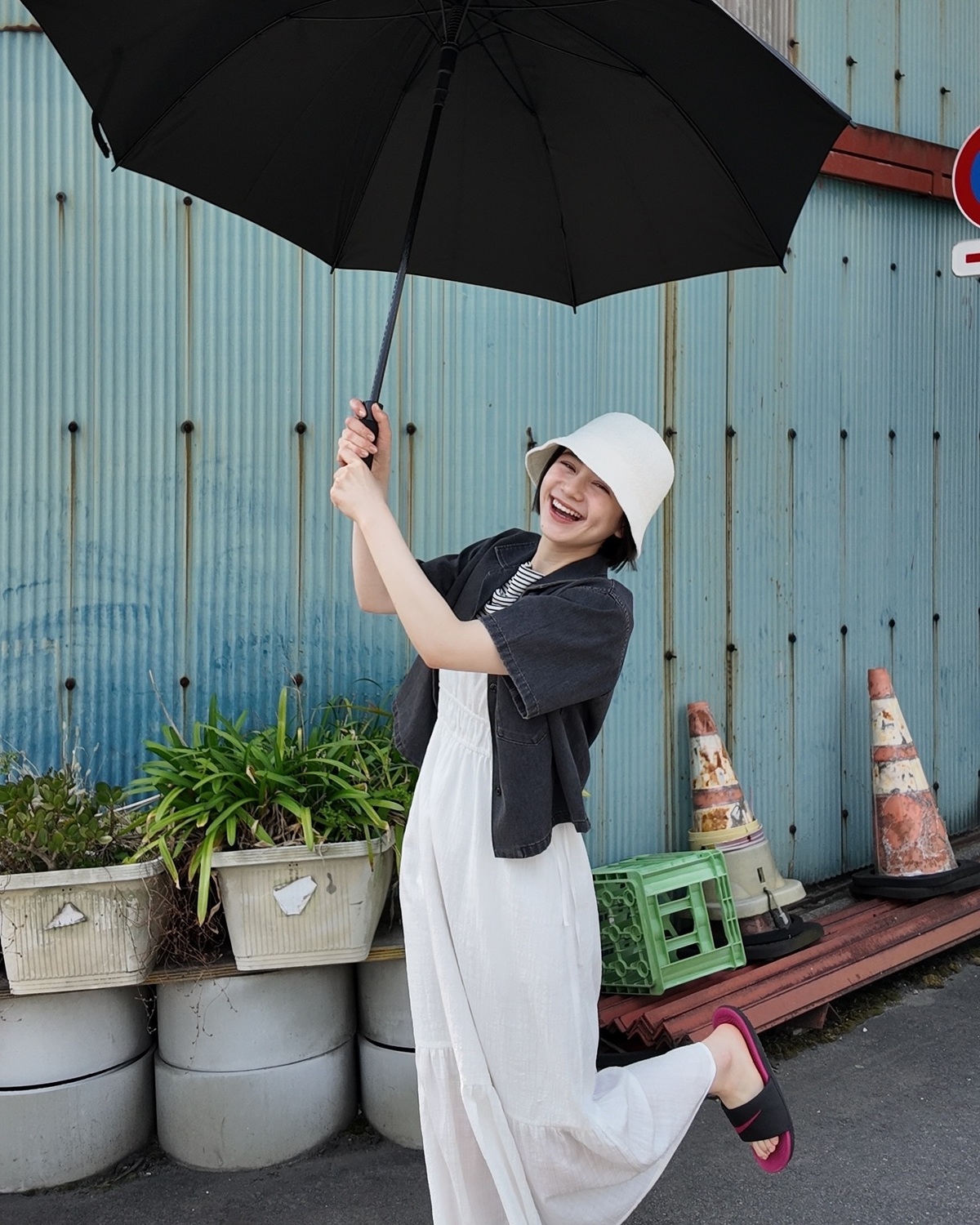 撮影移動中も日焼け対策バッチリのこっちゃん🌂🤍この日は超晴天☀️日差しが強かったので日傘が必須だったよ😎#Seventeen #セブンティーン #ST #雑誌 #ファッション雑誌 #瀬戸琴楓 #こっち