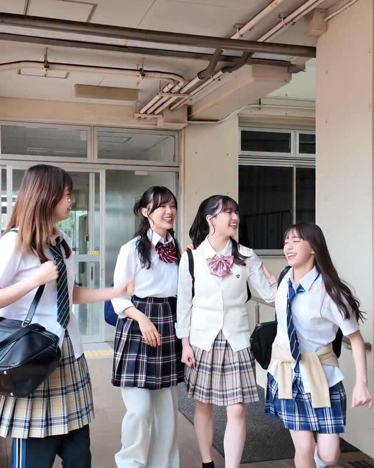 カバームービー撮影の裏側🎥みんなでわちゃわちゃ楽しい撮影だったよ〜😋🎶 先日投稿したフィルムカメラ写真Part①もチェックしてね🎞️Part②は明日投稿予定だよ📸💓#堀口真帆 #希咲うみ #川瀬翠子