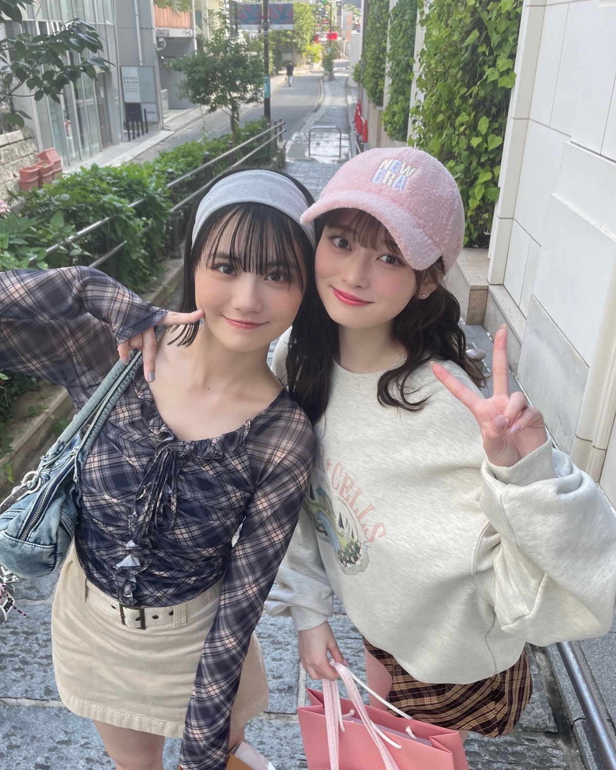 安定のるきゆな👩🏻‍❤️‍👩🏻お買い物デート🛍️💓ちょっとリンクしてるコーデも注目だよ🫶🏻#高比良由菜 #関谷瑠紀 #るきゆな #秋コーデ #秋服 #オフショット #Seventeen #セブンティー