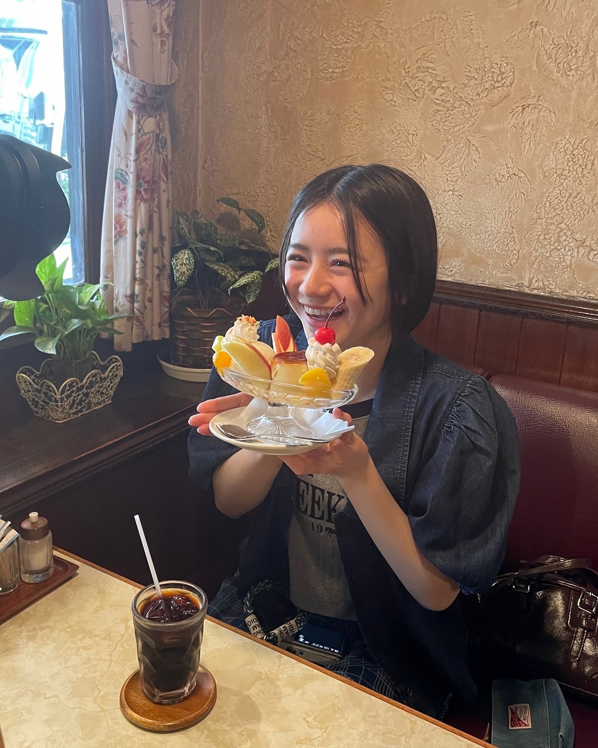 パフェに大喜びのこっちゃん🍒🍨こっちゃんのお顔よりも大きい器で登場🤣可愛いビジュアルなのにボリュームたっぷりで大満足💕撮影のみんなでいただきました🤤🍮#Seventeen #セブンティーン #ST #