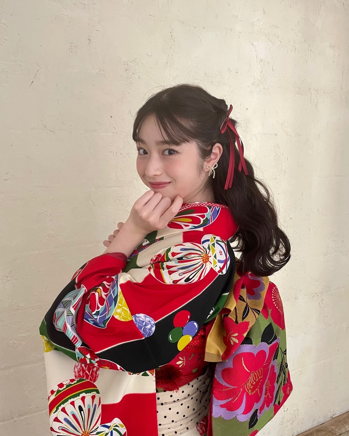 みんなお正月は満喫してる？🎍何して過ごしてますか？✨今日のオフショットは今月のカバームービーを担当してるあんちゃん❤️ 個性的な赤の振袖が似合いすぎだよね🥺👘振袖の色に合わせて付けたりぼんもポイントだ