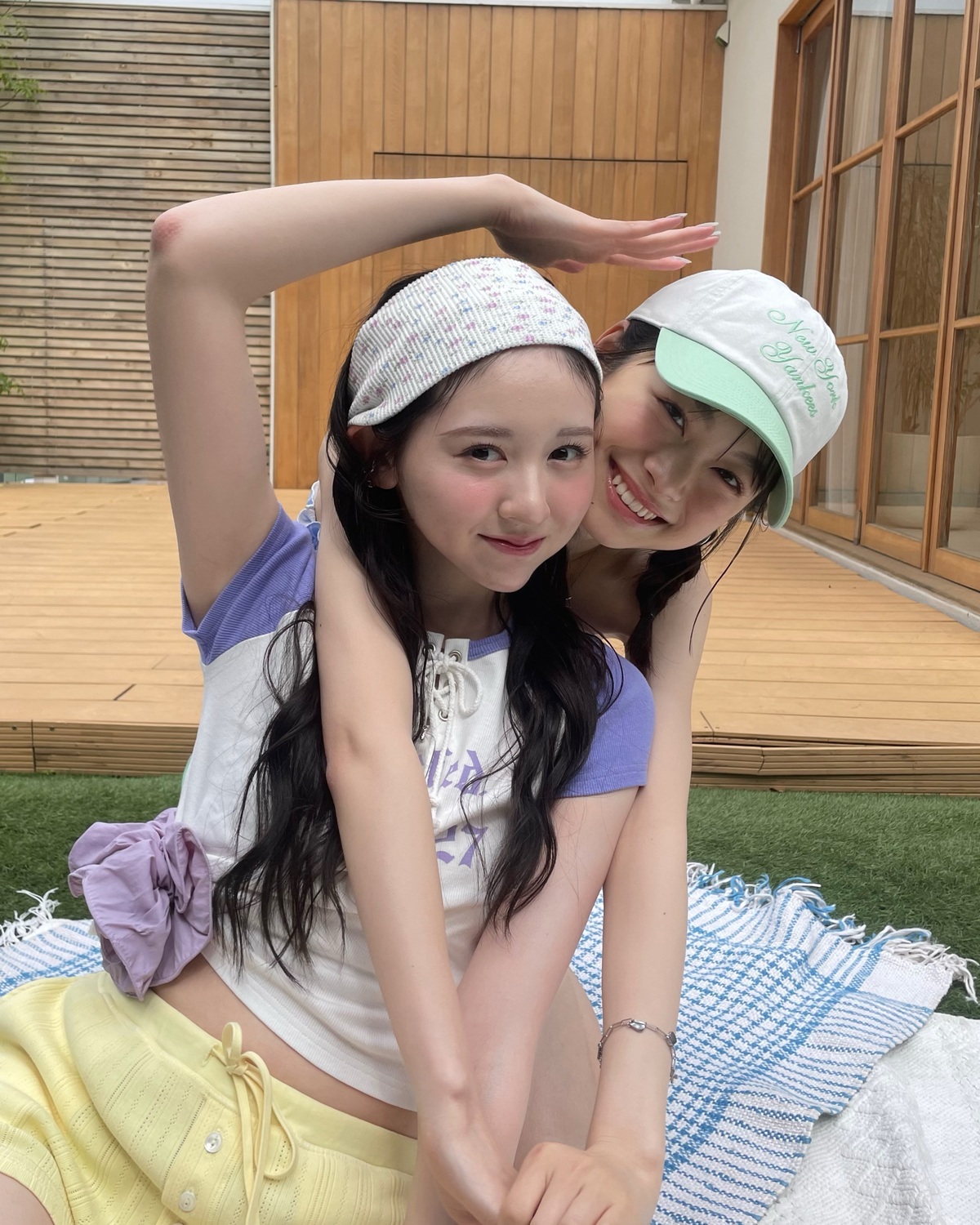 みさるきの仲良しショット👩🏻‍❤️‍👩🏻🌴発売中のSeventeen夏号は見てくれてる？👀💛表紙撮影中のひとコマ📸⊹₊⟡⋆˚⊹—————————⊹₊⟡⋆˚⊹Seventeen夏号発売中📖🍉STモデルの
