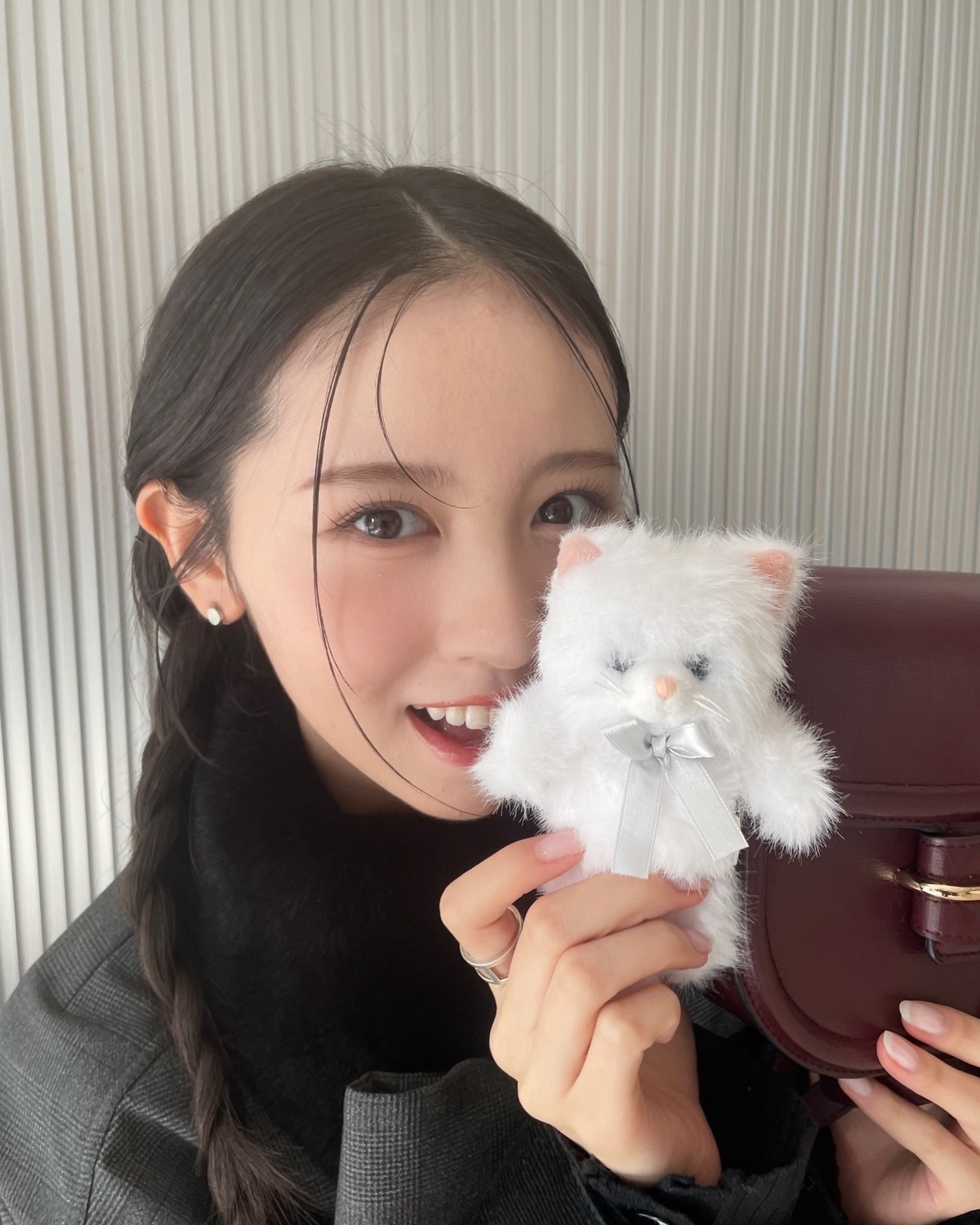 美沙希と相棒🐈🤍🎀美沙希のインスタグラムにも度々登場している、ねこのぬいぐるみと🪽4枚目からはコーデがバッチリ見える素敵ショットだよ📸#Seventeen冬号 #Seventeen #セブンティーン