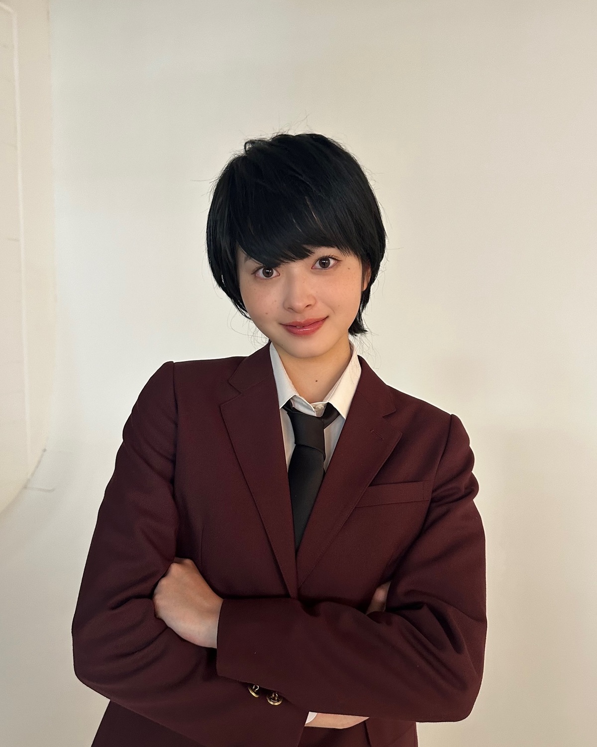 ショートヘアのこのイケメンは誰…？❤️‍🔥 答えは芽里衣♡ 惚れちゃいそーー😭✨✨ このコスプレは #さよならミニスカート の仁那！#りぼん70周年 を記念して、秋号ではSTモデルがりぼんの歴代ヒロイ