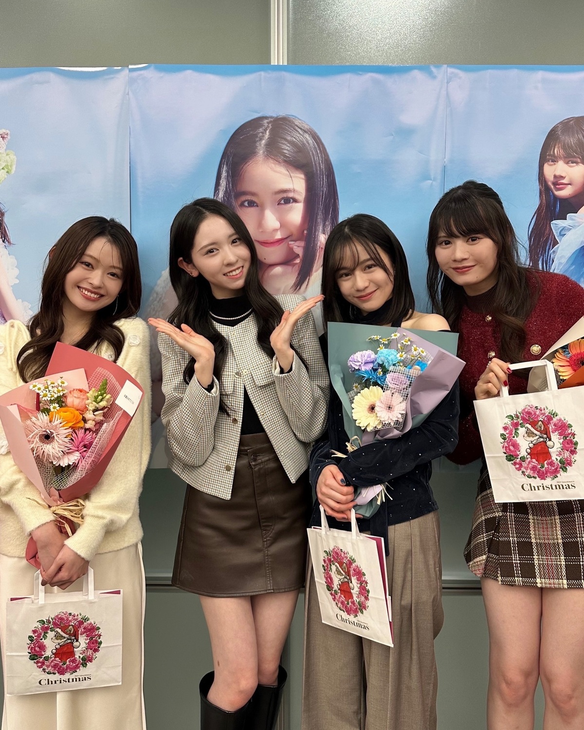 琴楓、木音、星良の卒業式オフショット📸💐Part②12月1日、冬号発売日に行った卒業記念生配信の前にST㋲やスタッフが大集合して卒業式をしたよ👩🏻‍❤️‍👩🏻✨たくさんの後輩㋲が集まってくれて3人も感