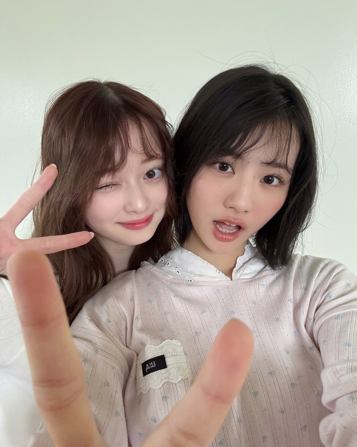 STではなんたがお久しぶり⁉︎のるきゆなオフショット👩🏻‍❤️‍👩🏻この日も相変わらずラブラブしてました🥺！！2人が揃うといつも楽しそうでほっこり🤍#関谷瑠紀 #高比良由菜 #るきゆな #春メイク #