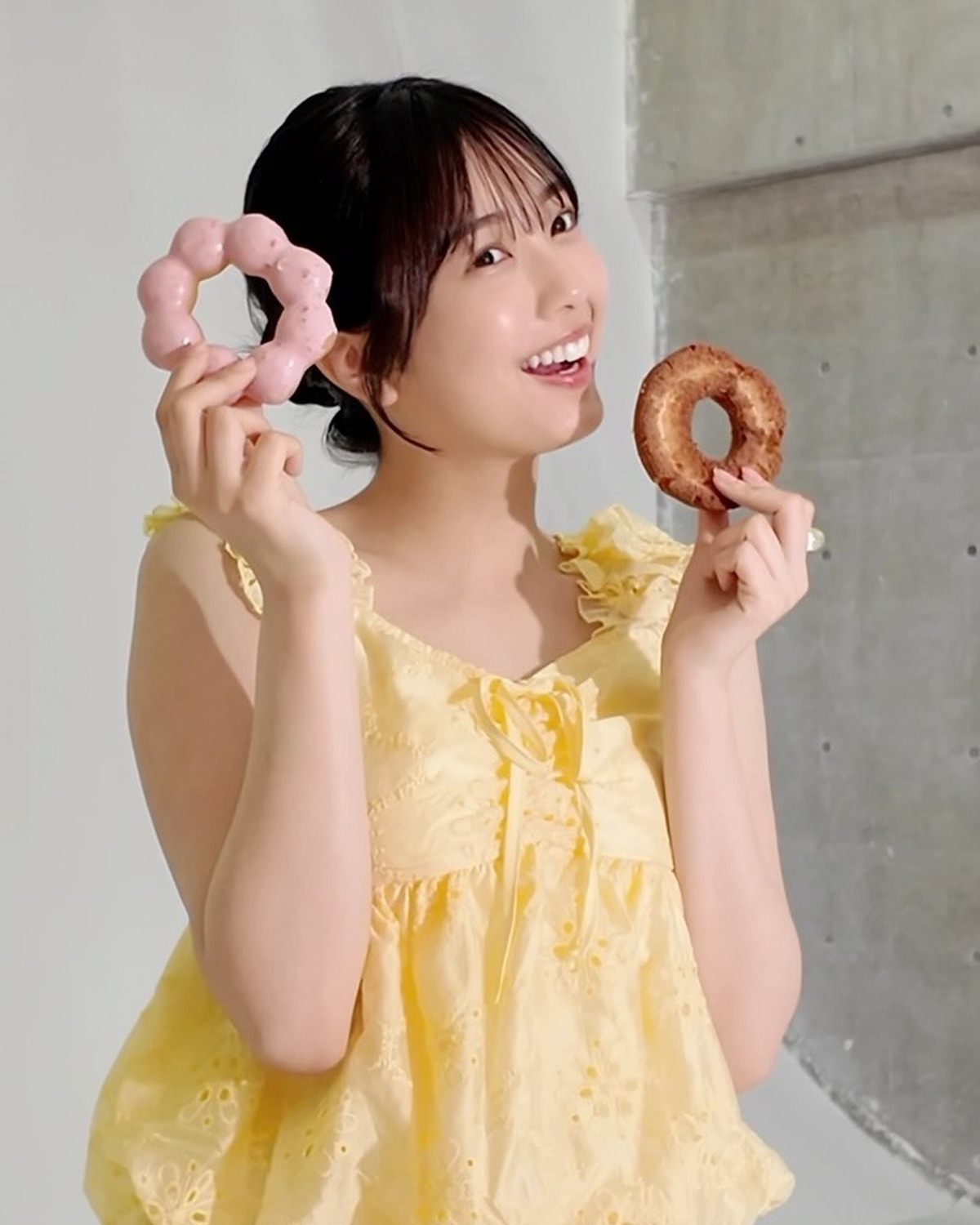 最後が可愛いから絶対見て🤣🥺💖見てるだけで笑顔になるまほちゅんの撮影風景💛ごきげんすぎる🥹🎶ドーナツはこのあと美味しくいただきました🤤🍩⊹₊⟡⋆˚⊹—————————⊹₊⟡⋆˚⊹Seventeen夏号