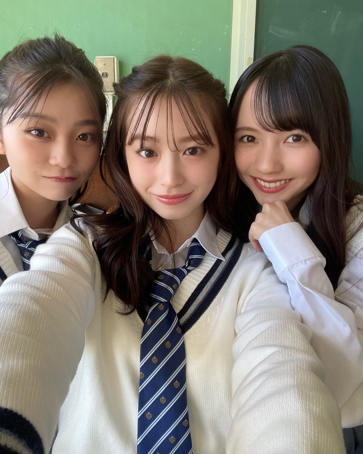 亜依♡杏也菜♡ここあ表紙撮影の合間に撮ったよ〜📸🤍みんな同じ学校風！ってことでお揃いの制服なのもポイントなんだよ🥺🫶🏻🫶🏻#稲光亜依 #葛西杏也菜 #河村ここあ #jk #制服コーデ