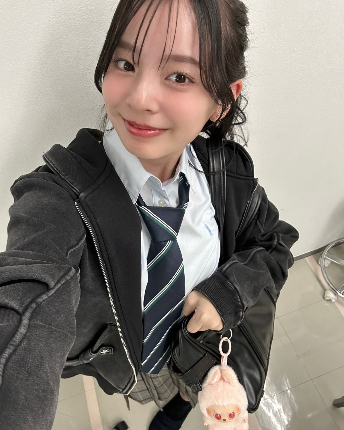 制服×ポニテビジュがかわいすぎる舞羽🪽🤍春号のスクバの中身企画のオフショ📸モデルのスクバの中身を紹介してるからまだ見てないコは絶対みてね〜📖💼#小國舞羽 #Seventeen春号 #Seventeen