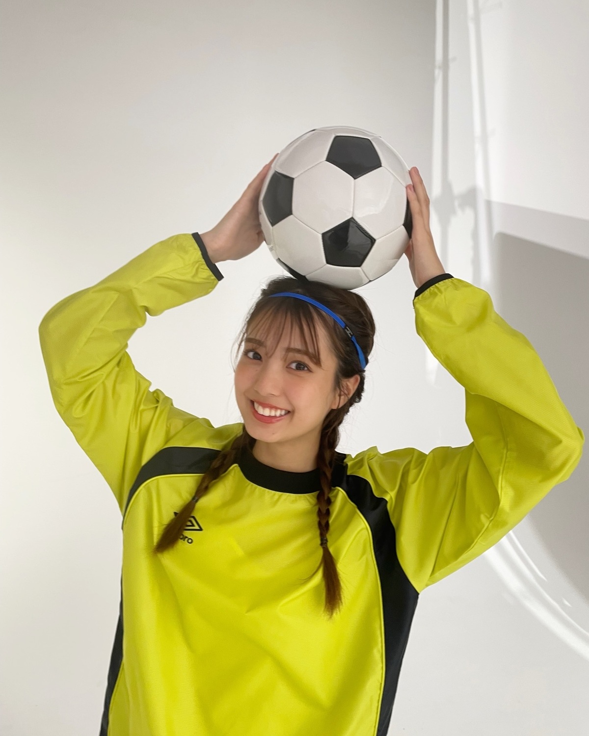 サッカー少女まほちゅん⚽️💙ちょっと蹴ってみて！とお願いすると簡単にリフティングが出来ちゃうぐらい上級者💨いつかSTでもまほちのサッカー姿が見たいなぁ💭✨🥺✊🏻#Seventeen冬号 #Sevent