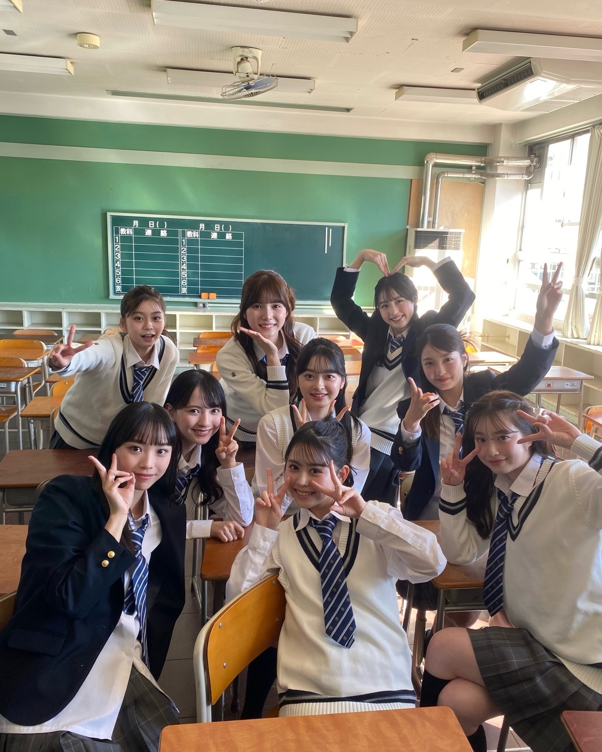 今月最後のオフショットは…🤍🏫春号＆カバームービーを担当した9人👩🏻‍❤️‍👩🏻💞オフショットが青春すぎて眩しい😭✨みんなにとってどんな１ヶ月だった？🎶いよいよGWも始まるし、5月も楽しもうね🥰#Se