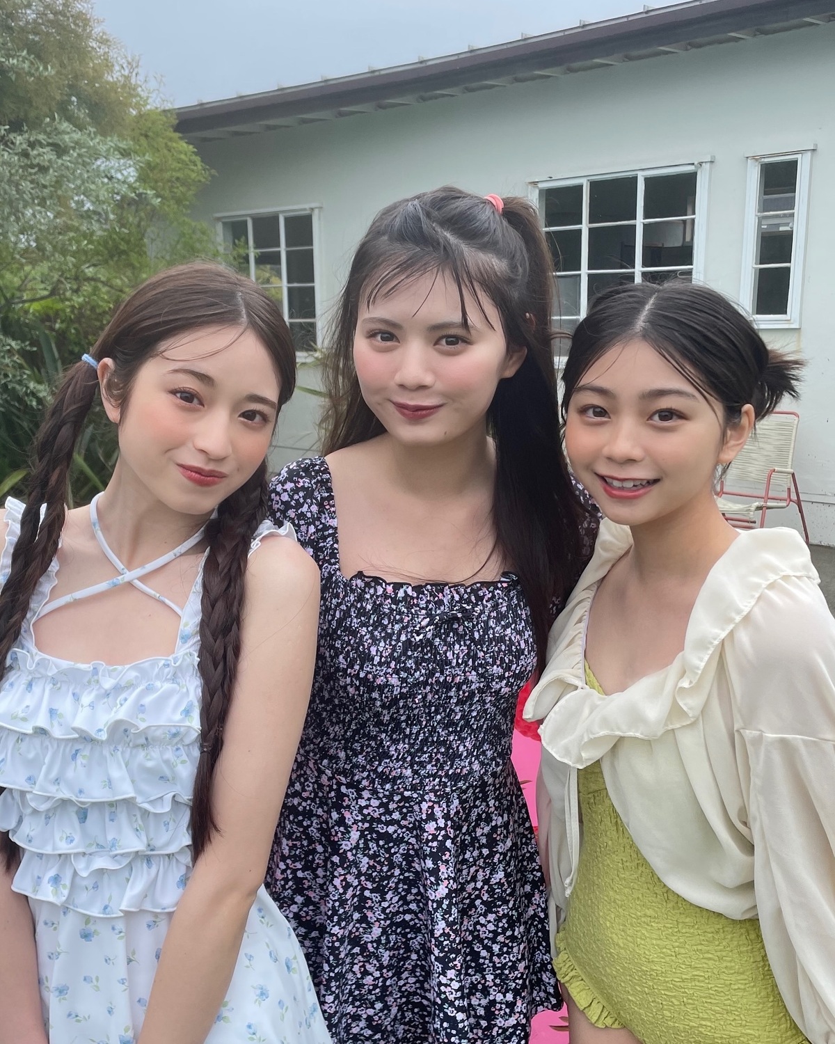 3姉妹🩵💙💚水着撮影で初めて３人で組撮影したあんちゃん、せいら、あいちゃん🧚🏻‍♀️🌴実はこの日は朝から雨がポツポツ☔️雨にも負けずみんなで撮影を乗り切ったよ〜🌟おかげで終わるころには太陽が！どんな誌