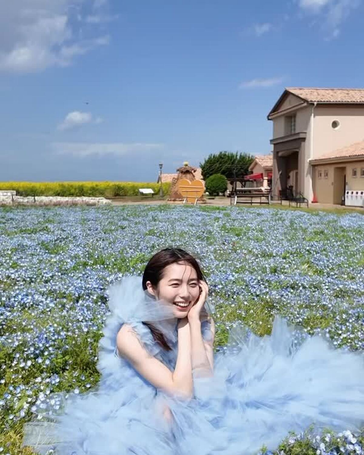 あきたまる×お花畑ショット📸🌷🌻最高の仕上がりになった誌面ショットでは伝わらなかったかもしれないけど、実はこの日は強風で🌬️💦 ヘアやドレスが風で乱れまくる中、完璧な表情とポージングでやり遂げたあきた