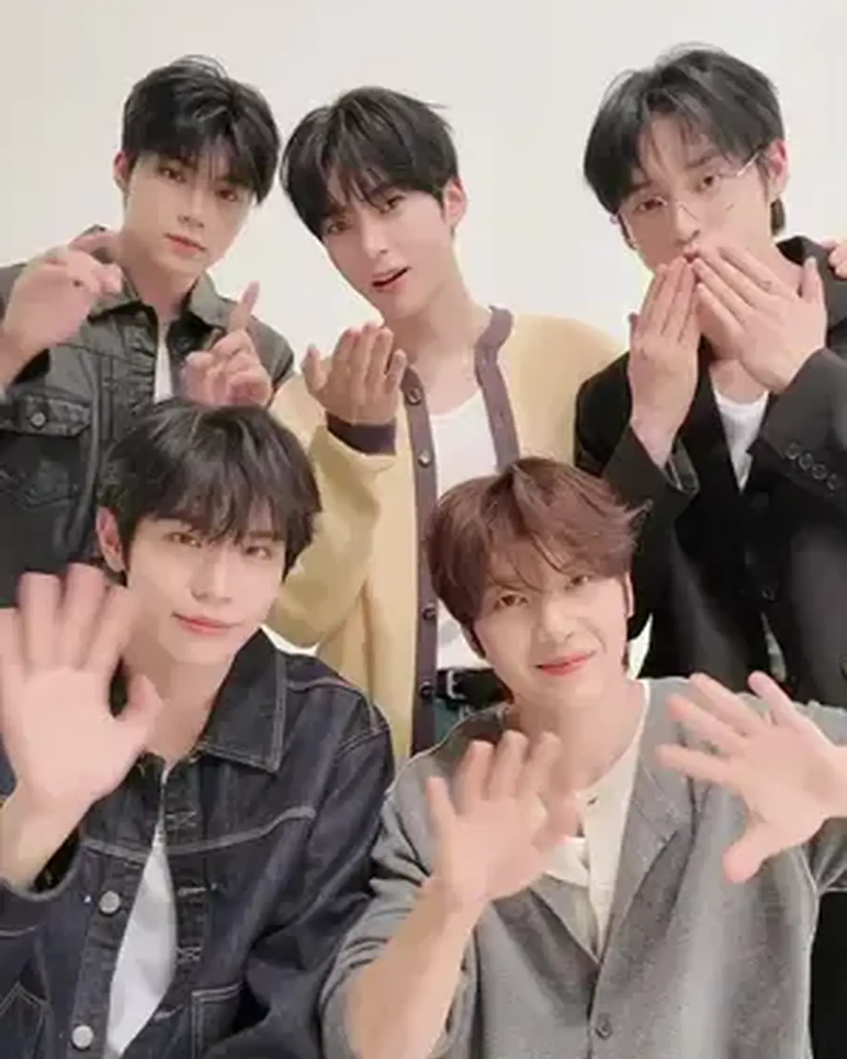 Seventeen初登場のZEROBASEONEからメッセージ💙🌟   K-POPを代表するボーイズグループ、ZEROBASEONEがSeventeenに初登場🎤🎧 Seventeen Webでは、5