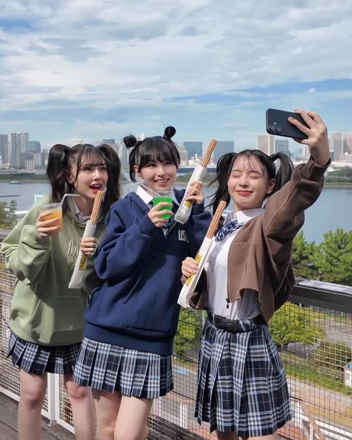 放課後はチュロス片手に友達と食べ歩きしたい🤤🩷制服×お目立ちヘアアレンジで視線を𝔾𝕖𝕥👧🏻✨セルフィー集🤳この時撮れた写真は後日オフショでも🆙するからお楽しみに🫶🏻#小國舞羽 #石川花 #森﨑美月 #