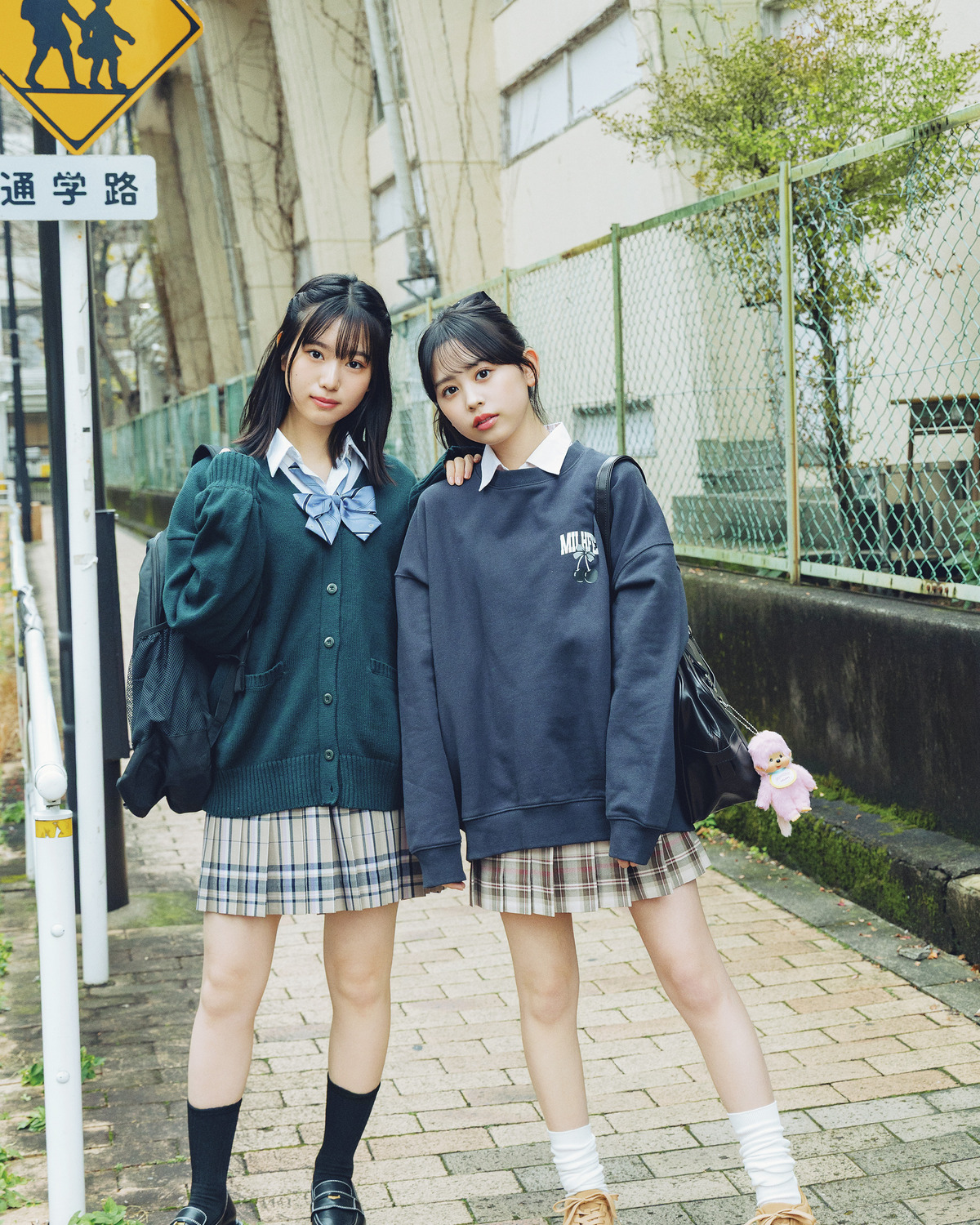 制服のトレンドは“エンジブレザー”“ネイビーポロ”“ベージュ系チェックスカート”【2026制服News】