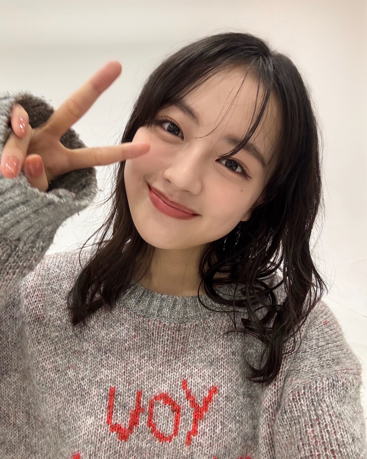 ごきげんじゅったん✌🏻🎶どんどん活躍の場を広げていくじゅったんだけど、撮影現場ではスタッフやモデルといつもいろんな話をして楽しそうな姿が印象的🥰 このとき着てるニットは私服だよ〜🩶🧶#Seventee