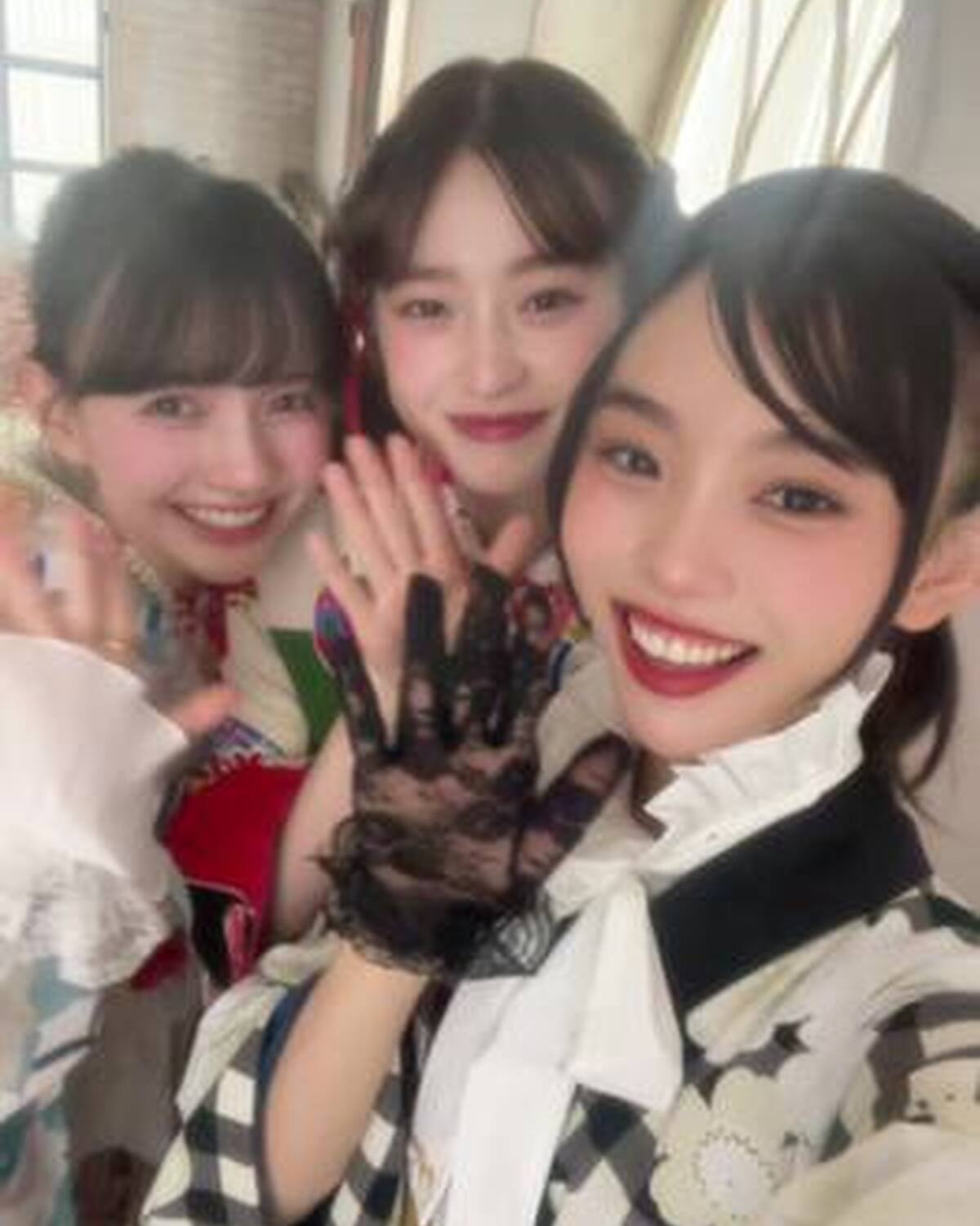 お正月休みも終わって、そろそろ学校やお仕事始まったよね？👀 毎朝寝坊しないように3人からメッセージ🥹🩷 #松本麗世 #河村ここあ #葛西杏也菜 #振袖 #成人式ヘア @松本麗世🧸️️️⛅️ @河村ここ