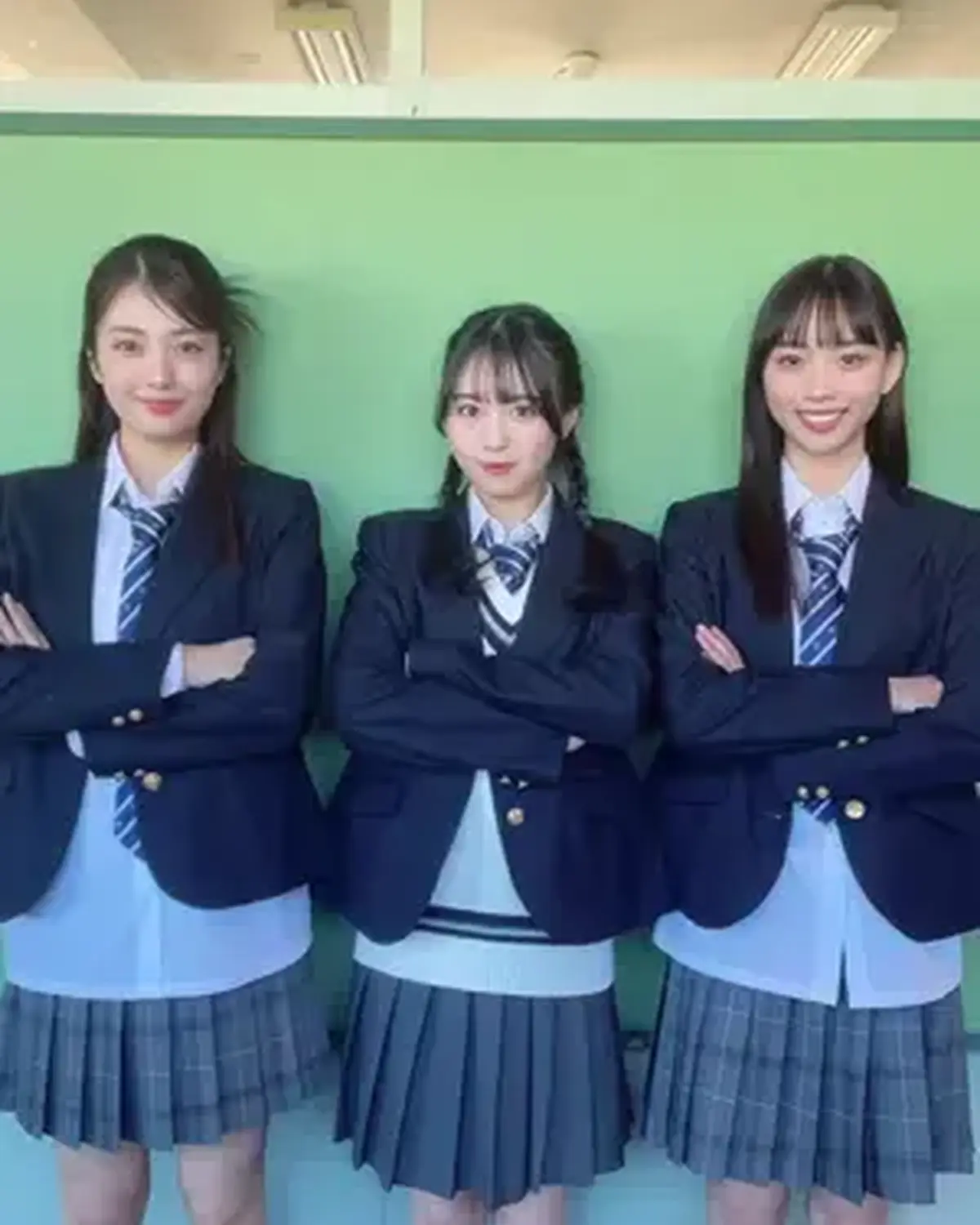 今日も1日お疲れ様でした🩵 みんな新学期はどんな感じ？そろそろ慣れてきた？🏫🎶 #堀口真帆 #宮迫翠月 #松本麗世 #jk #学校生活　@堀口真帆 @みんみ🐣🌙(宮迫翠月) @松本麗世🧸️️️⛅️