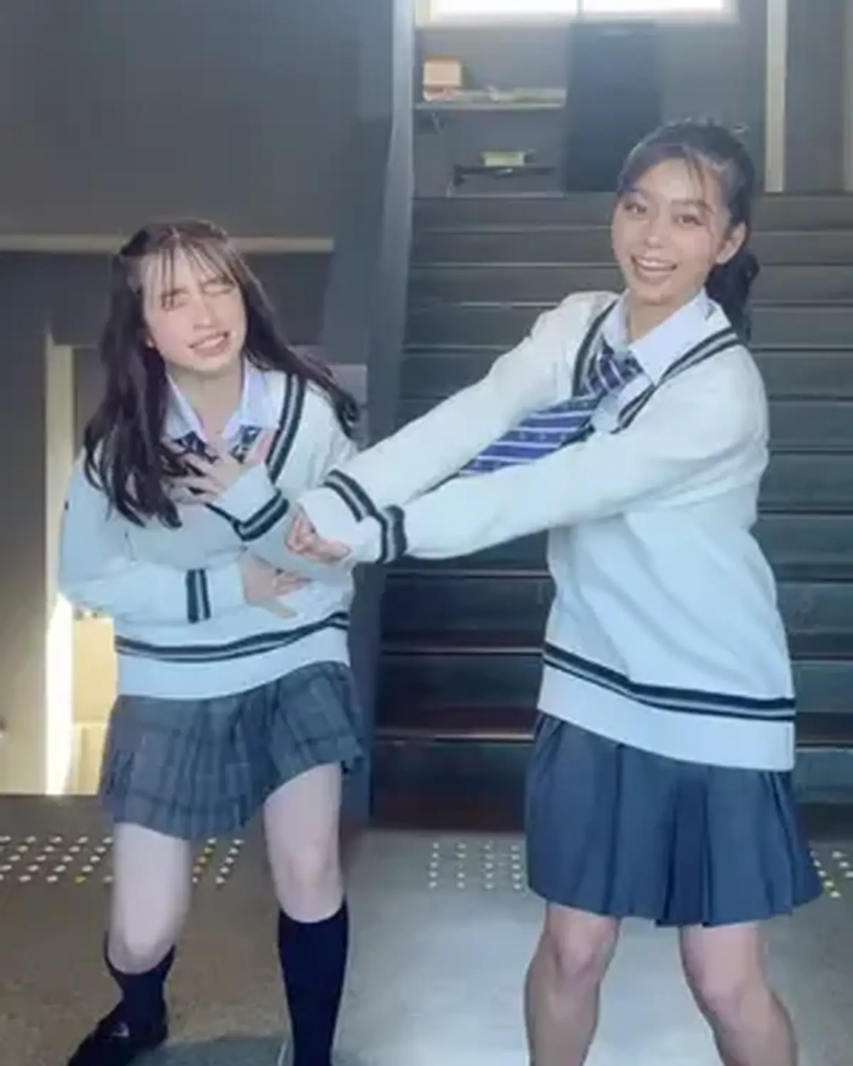 TAKE2🤣🎥もうすぐ始まる新学期🏫🌸みんな楽しもうね〜！！ #葛西杏也菜 #稲光亜依 #今日好き #jk #学校　@葛西杏也菜 @稲光亜依