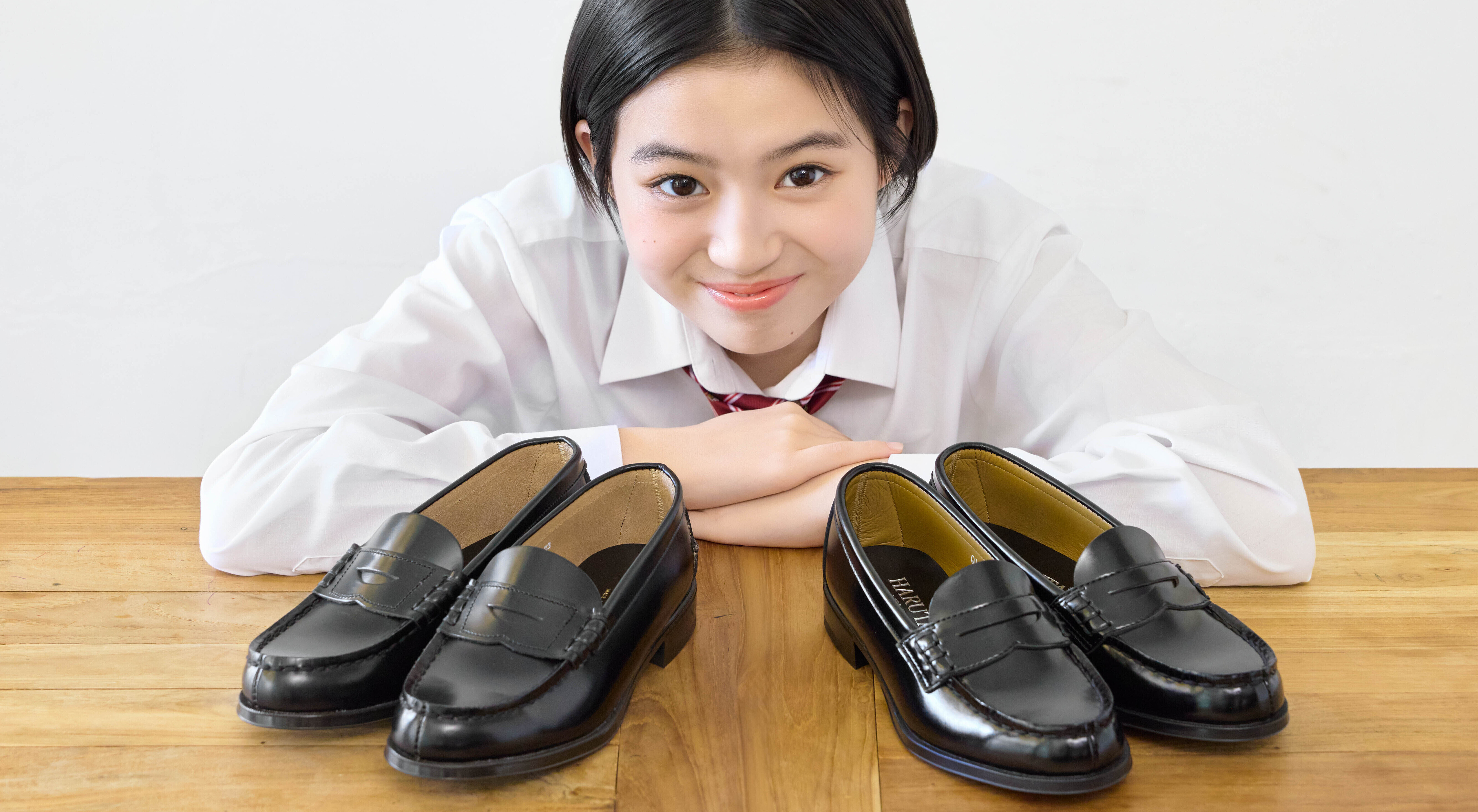 【ローファーの選び方】本革と人工皮革の違いって？ 『HARUTA』イメージガールの佐々木満音がそれぞれのポイント3選を紹介