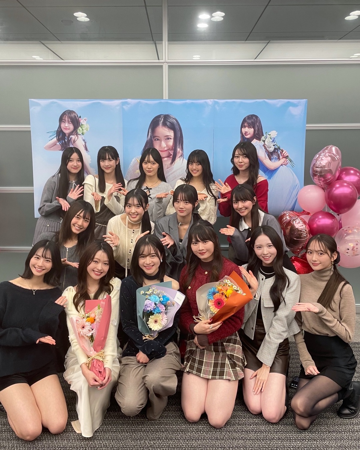 琴楓、木音、星良の卒業式オフショット📸💐先日、冬号発売日に行った卒業記念生配信の前にST㋲やスタッフが大集合して卒業式をしたよ🎓✨なんと、3人と仲良しのOG㋲の加藤栞ちゃんも駆けつけてくれました👸🏻🤍