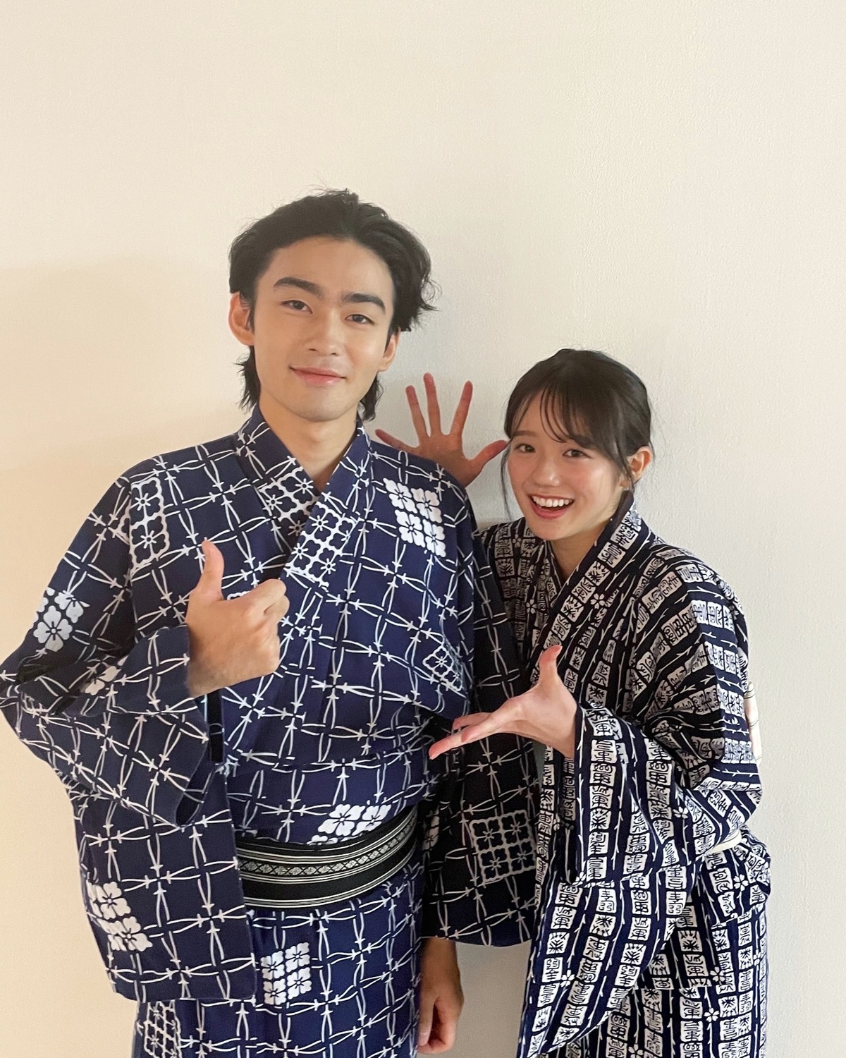 染五郎さんと瑠菜👫🏻📸歌舞伎界のプリンスがSeventeenにカムバック☆３.4枚目は「見得」を直々に教わる瑠菜。染五郎さんから直々に教えてもらえるなんて羨ましい！！2人とも真剣だったよ👀✨発売中の秋