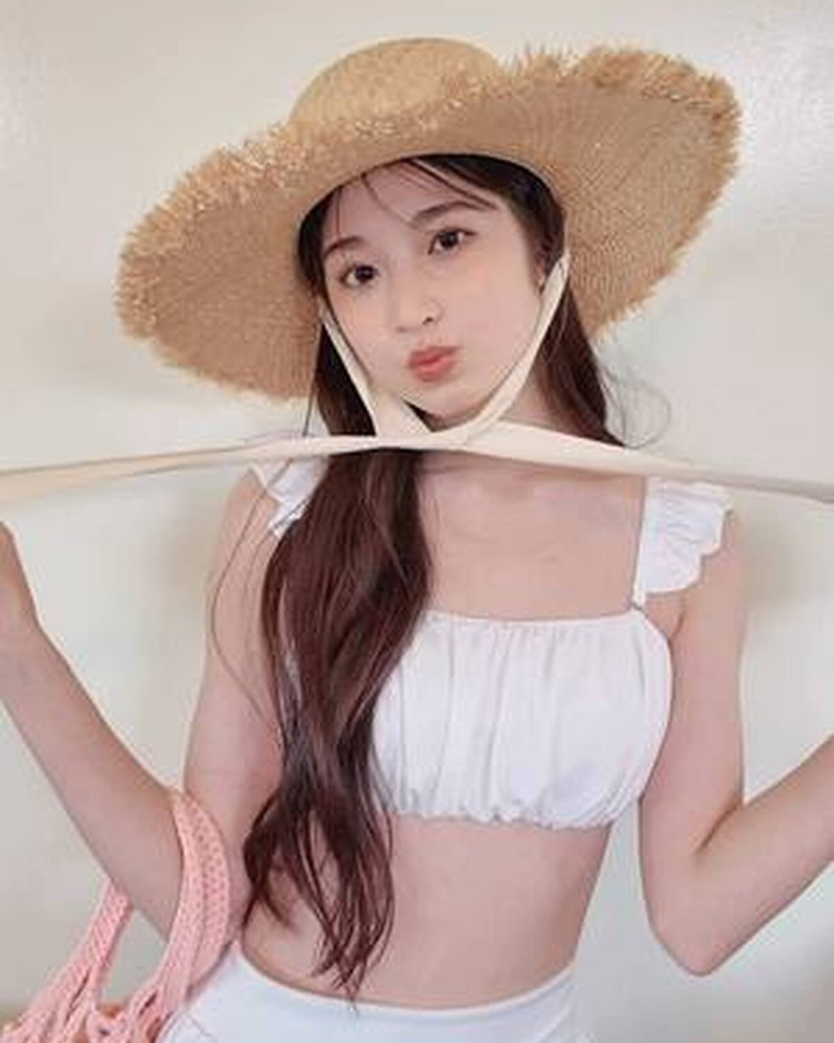 今年はどんな水着をGetした？👙🌴あやなは女の子っぽガーリーなセパレートタイプの水着を選んだよ👒🤍@葛西杏也菜  #水着 #葛西杏也菜 #水着コーデ #夏コーデ #ワンピース水着 #swimwear 
