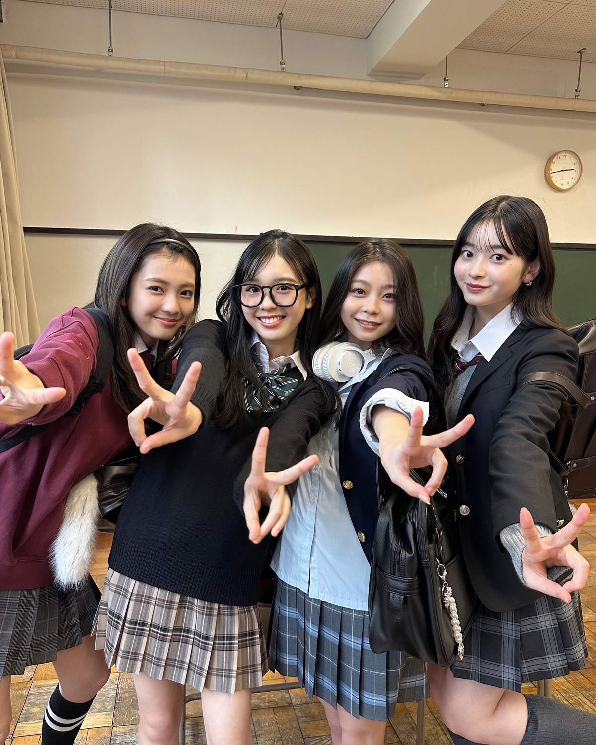 ˗ˏˋ 𝙏𝙀𝘼𝙈 𝙇𝙅𝙆ˎˊ˗ やっぱり同い年のモデルが集まるといつも以上にわちゃわちゃ🤣🎶推し制服コーデ撮影のオフショットだよ👩🏻‍❤️‍👩🏻💓リールにUPした動画も見てね🎥🏫#堀口真帆 #宮迫翠月